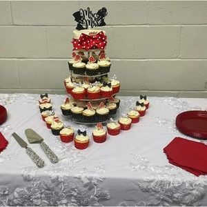 Wedding cake doily decoration